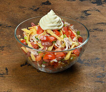 Салат с копченой курицей и фасолью