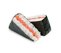 Онигири с лососем