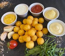 Картофельные шарики и соус
