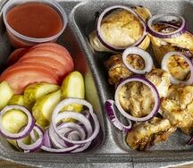 Шашлычный бокс Курица гриль и соус
