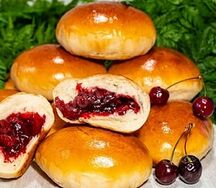 Пирожок с вишней