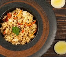 Вок с жареным рисом и овощами