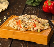 Яичная японская лапша с говядиной и овощами