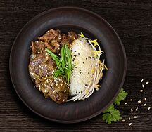 Говядина с карамелизованным луком и рисом