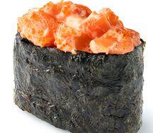 Гункан с лососем спайси