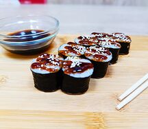 Ролл с копчёным угрём