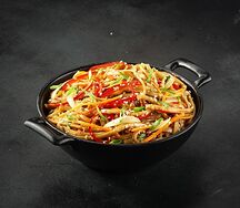 Удон с овощами в сладковато-пряном соусе