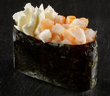 Гункан с креветкой и сыром