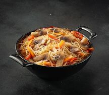 Фунчоза с овощами в сладковато-пряном соусе
