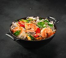 Фунчоза с морепродуктами в соусе пад тай