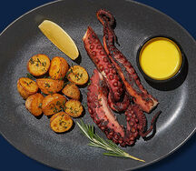 Осьминог гриль с картофелем