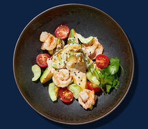 Салат Авокадо гриль с креветками и овощами