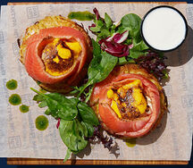 Фирменные драники со слабосоленым лососем и яйцом пашот в голландском соусе