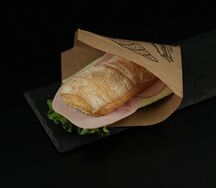 Сэндвич с ветчиной и сыром на булочке панини