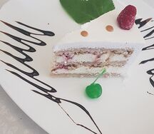 Торт с малиной и карамелью