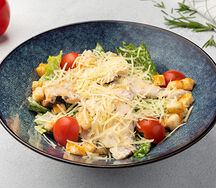 Салат Цезарь с куриной грудкой
