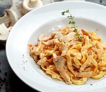 Феттучини с куриной грудкой и грибами