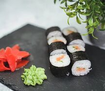Маки с огурцом и лососем