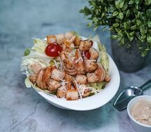 Салат Цезарь с креветками