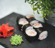 Маки с лососем