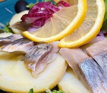 Селедочка деликатесная с отварным картофелем