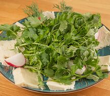 Зелёный микс с сыром сулугуни