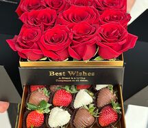 Шкатулка с клубникой в шоколаде и красными розами