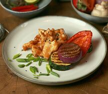 Куриное филе в карамели с овощами гриль