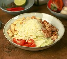 Салат цезарь с курицей