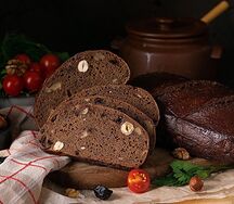 Хлеб ржаной с черносливом и орехами