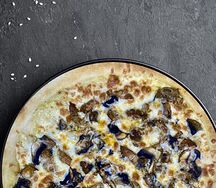 Пицца с курицей и грибами 