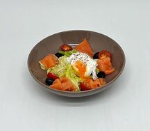 Микс салат с лососем и яйцом пашот