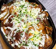 Запечённая мраморная говядина с картофелем и моцареллой