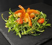 Салат с рукколой и креветками