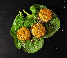 Запеченные шампиньоны с сыром и соусом унаги