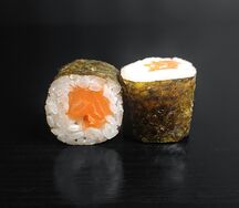 Маки спайс с лососем
