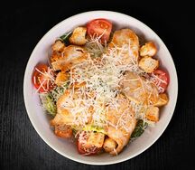 Салат Цезарь с курицей