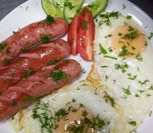 Яичница из двух яиц с тремя сосисками