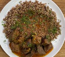 Гуляш из говядины с гречкой