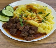 Гуляш из говядины с картофельным пюре