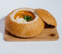 Чаудер томатный с морепродуктами в хлебе