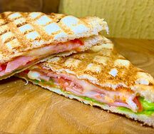 Сэндвич классический с ветчиной и сыром