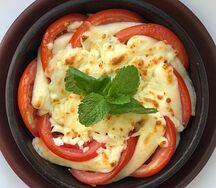 Жареный сыр сулугуни с помидорами
