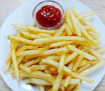 Картофель фри с кетчупом