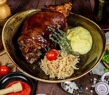 Свиная рулька в пивной глазури с пюре и тушеной капустой