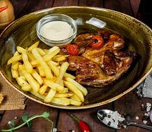 Цыпленок табака с жареным беконом, картофелем фри и сырным соусом