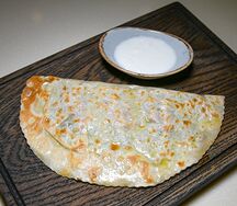 Кутаб с сыром и помидорами