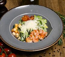 Салат Цезарь с креветками