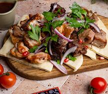 Ассорти шашлыков (курица, ягненок, свинина)