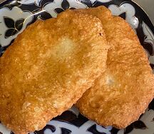 Жареный пирожок с капустой